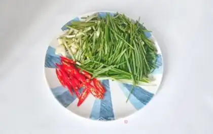 Make Garlic fried eggs step 1