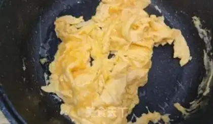 Make Garlic fried eggs step 4