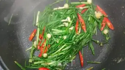 Make Garlic fried eggs step 5
