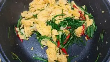 Make Garlic fried eggs step 6