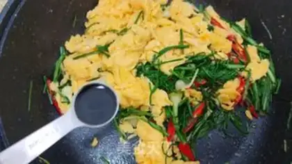 Make Garlic fried eggs step 7