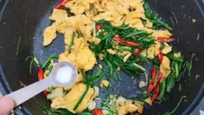 Make Garlic fried eggs step 8