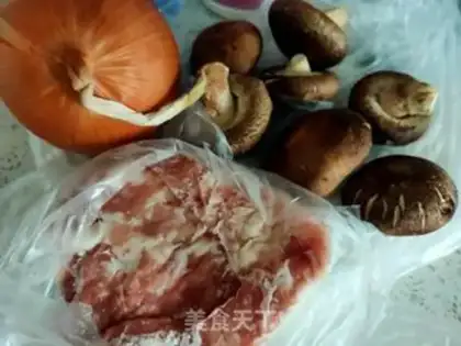 Make Onion mushroom fried meat step 0