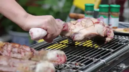 Make Carbon roasted lamb leg step 1