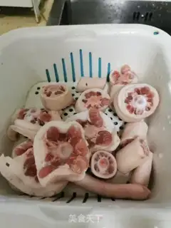 Make Burn the tail of a pig step 0