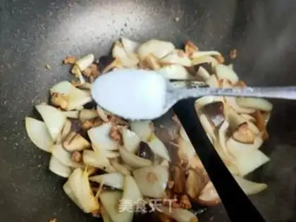 Make Onion mushroom fried meat step 14