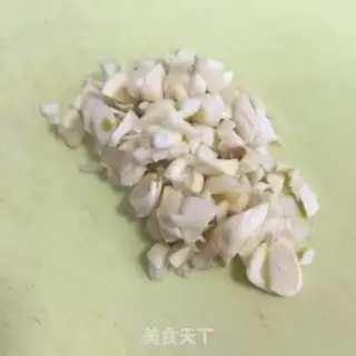 Make Garlic fried pea seed step 1