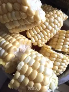 Make Corn carrot pigbone soup step 1