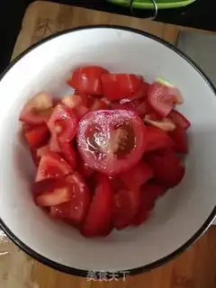 Make Tomato fried eggs step 1