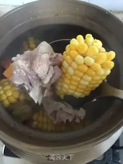 Make Corn carrot pigbone soup step 5