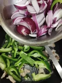 Make Lightcage onion fried meat step 4