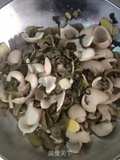 Make Sour sauce, pig