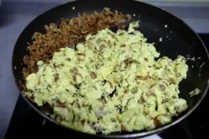 Make Eggs, shrimp, pickles step 5