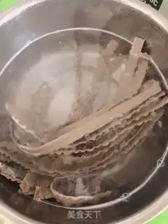 Make Cooking a barley knife and peeling noodles step 2