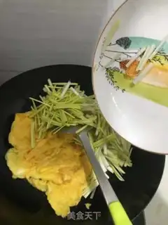 Make Garlic fried eggs step 1