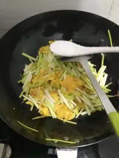 Make Garlic fried eggs step 2