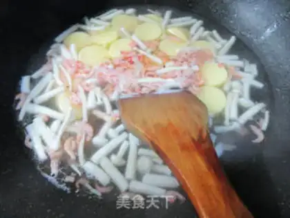 Make Shrimp rice and sea mushrooms and cherry tofu soup step 4