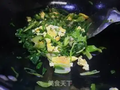 Make Spinach fried duck eggs step 3