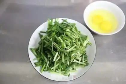 Make Eggs and pickles step 5