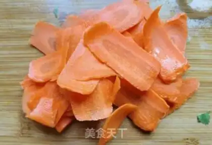 Make Carrot garlic and fried eggs step 1