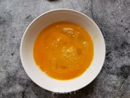 Make Carrot garlic and fried eggs step 3