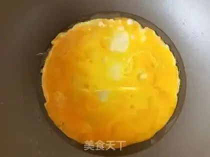 Make Carrot garlic and fried eggs step 4