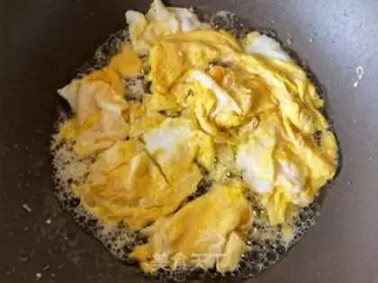 Make Carrot garlic and fried eggs step 5