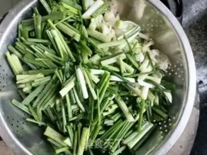 Make Garlic fried eggs step 1