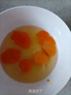 Make Plumbs, shrimp skin, fried eggs step 1