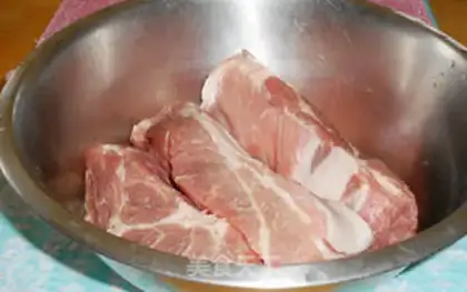Make Salted pig shoulder bones step 0