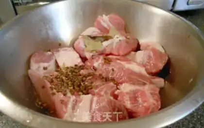 Make Salted pig shoulder bones step 1