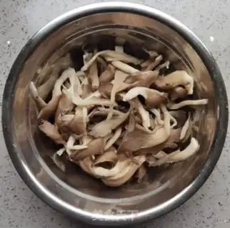 Make Pretzel mushrooms step 2