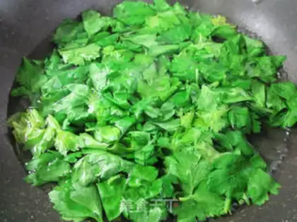 Make Steamed eggs from celery leaves step 1