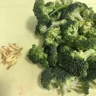 Make Shrimp fried broccoli step 1