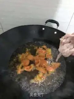 Make Tomato silk egg soup step 2