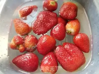Make Strawberry salad step 0