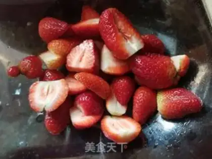 Make Strawberry salad step 1