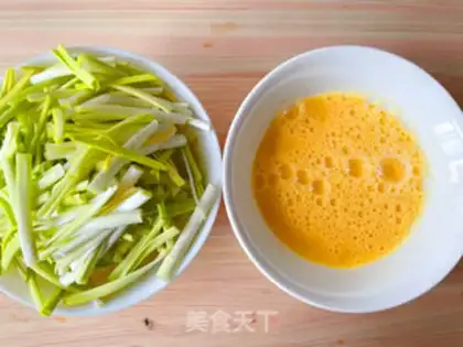 Make Garlic fried eggs step 1