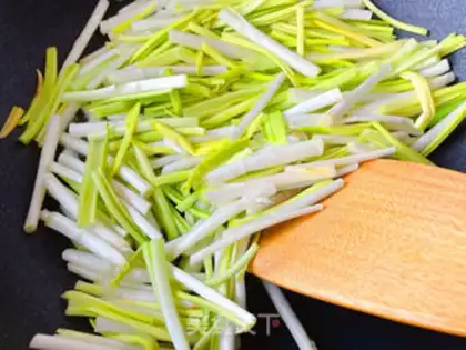 Make Garlic fried eggs step 3