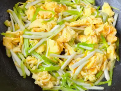 Make Garlic fried eggs step 4