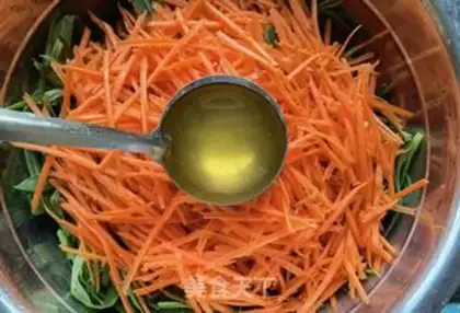 Make Garlic pepper and carrot noodles step 3