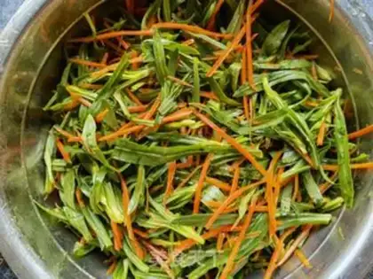 Make Garlic pepper and carrot noodles step 4