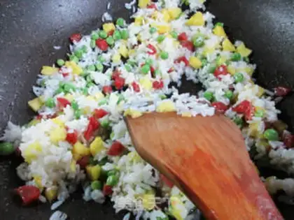 Make Rohan, pineapple rice step 4