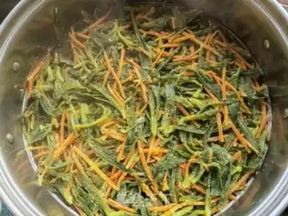 Make Garlic pepper and carrot noodles step 8
