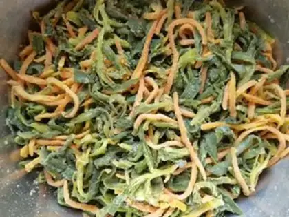 Make Garlic pepper and carrot noodles step 9
