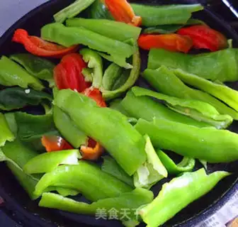 Make "Hands torn with chili." step 1