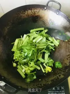 Make Celery fried beans step 1