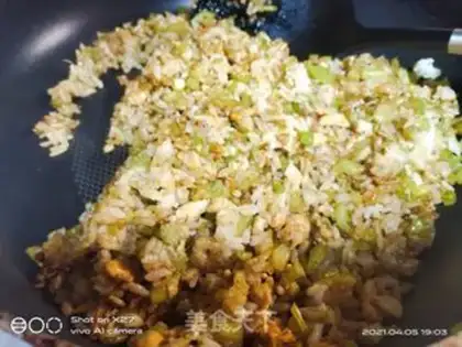 Make Soybeans, celery, chicken, fried rice step 3