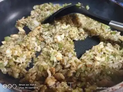 Make Soybeans, celery, chicken, fried rice step 4
