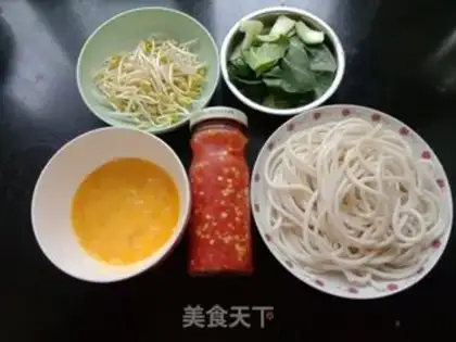 Make Precious bean sprouts, fried rice powder step 0